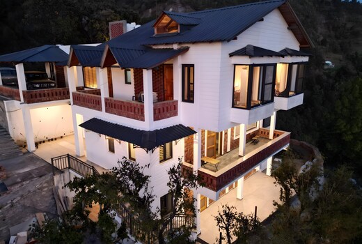 Quietude - 2BR Kitchen & Grocery in Bhimtal by Homeyhuts