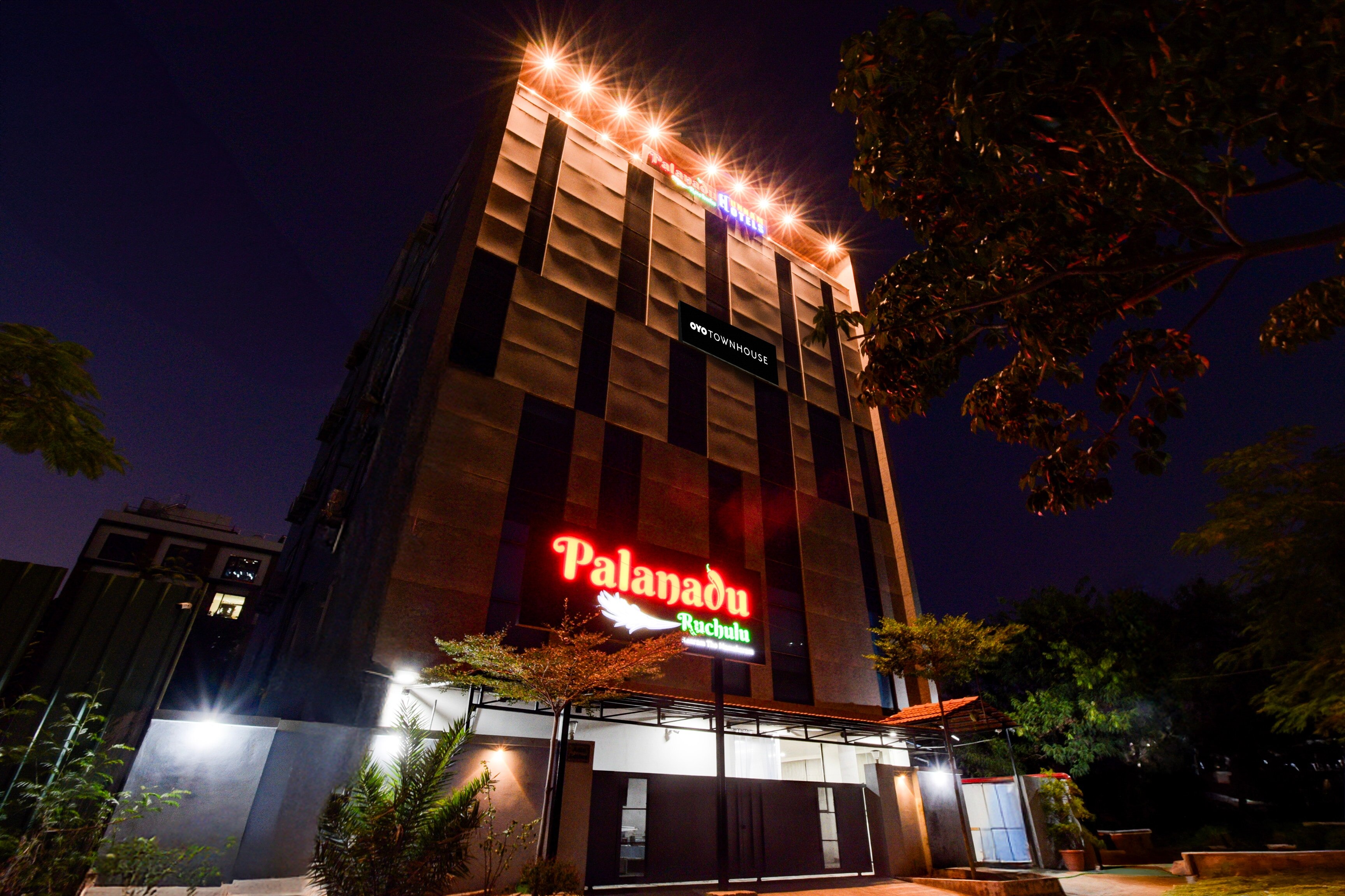 Super Townhouse Unnam hotels backside of Tabala Rasa Pub, financial district - Tap to explore photos