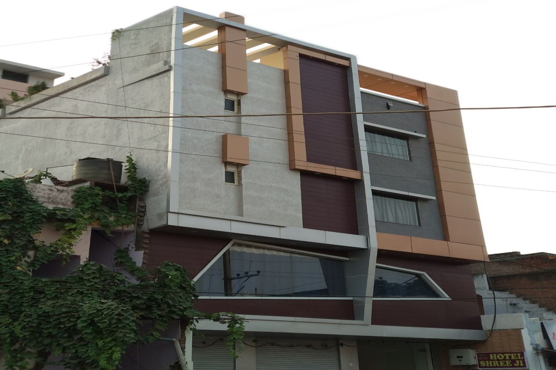 Hotel Shree Ji - Tap to explore photos