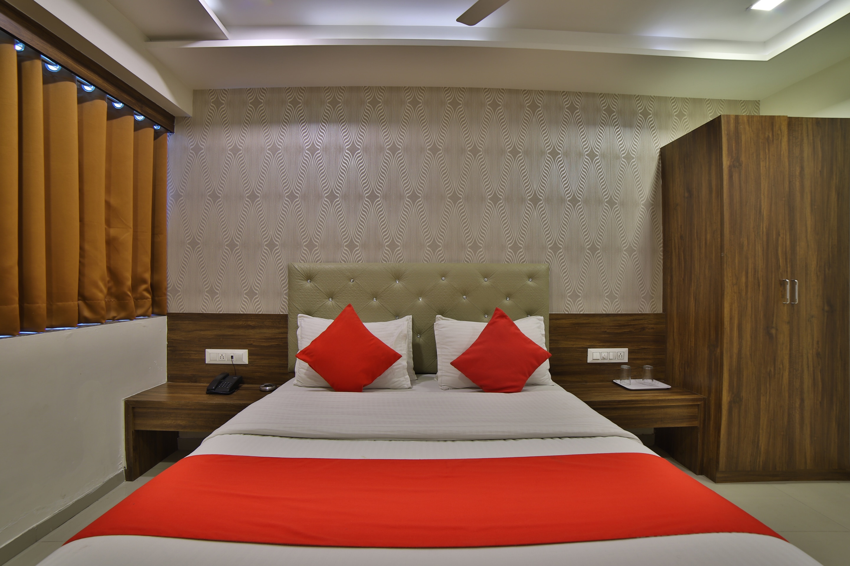 Hotel Sunstar Inn - Tap to explore photos