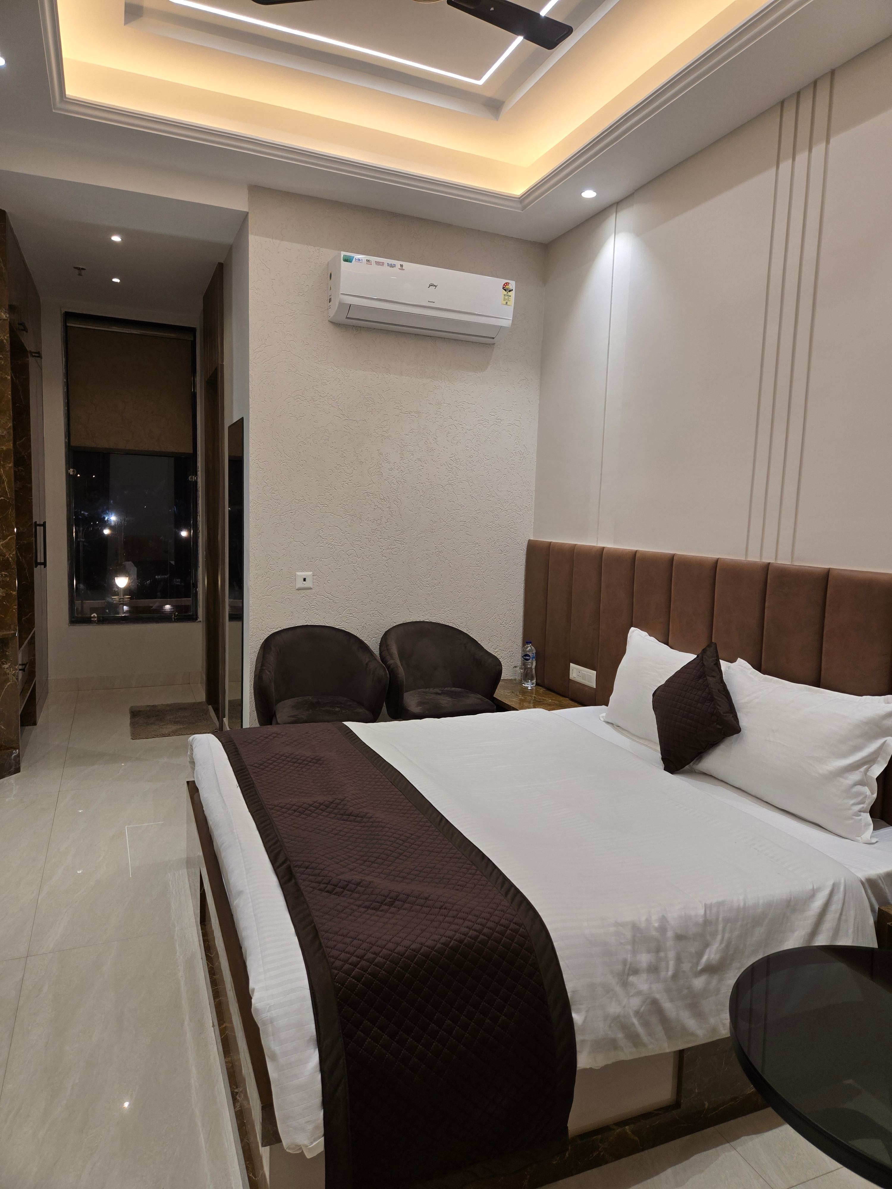 Shri sangam hotel - Tap to explore photos