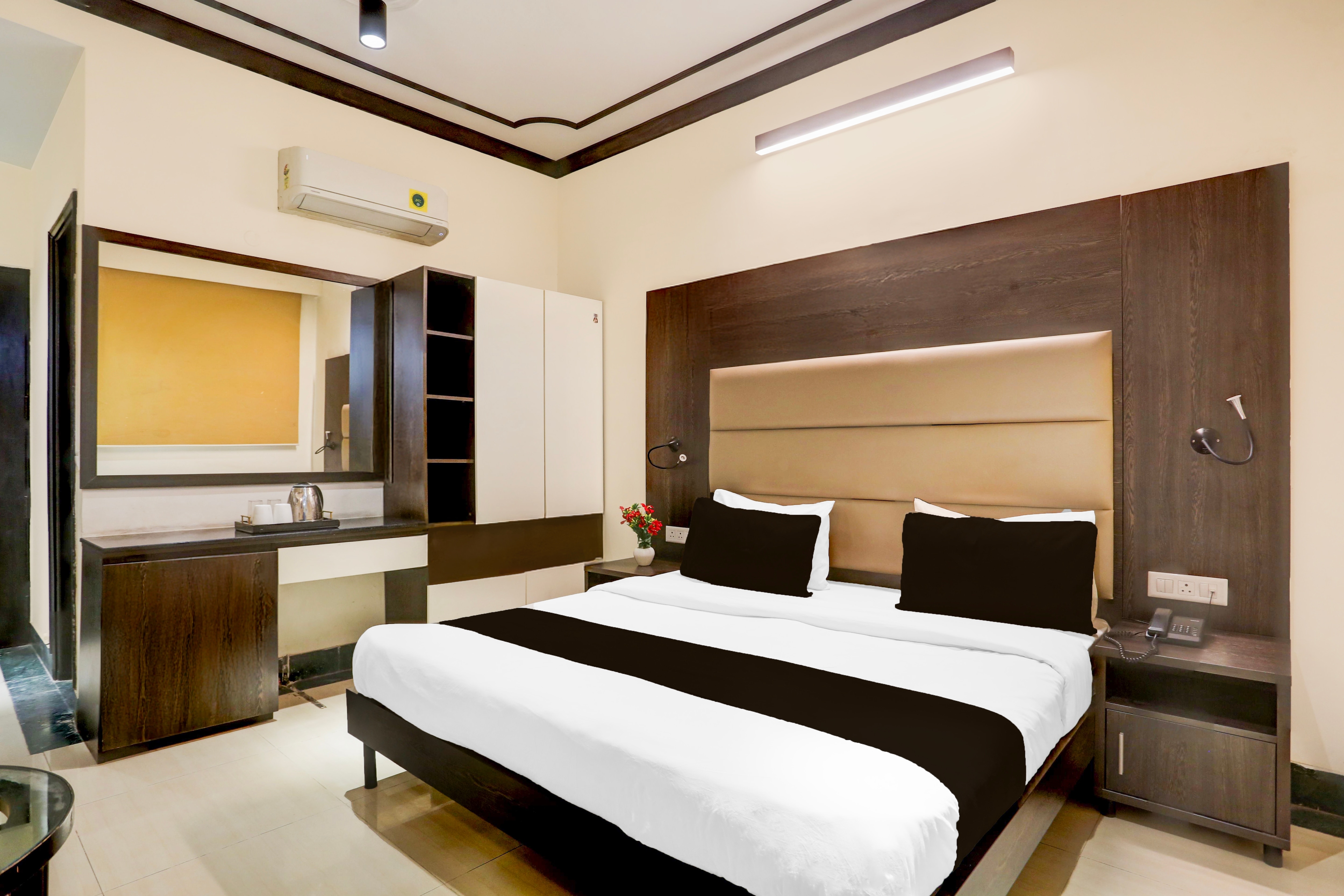 Super Townhouse Sushant Lok Phase 1 Formerly Hotel Neven - Tap to explore photos