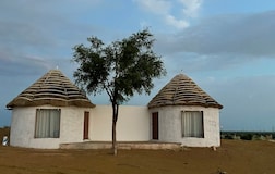 Air conditioned DELUXE HUTS