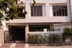 Vaayu Lux 3Bhk Apartment Near Temple & Caretaker all ac and families /couples, Varanasi