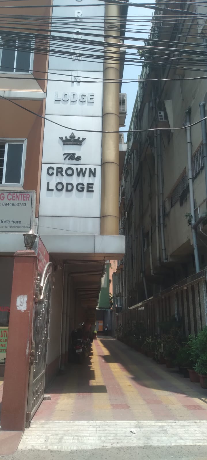 THE CROWN LODGE - Tap to explore photos