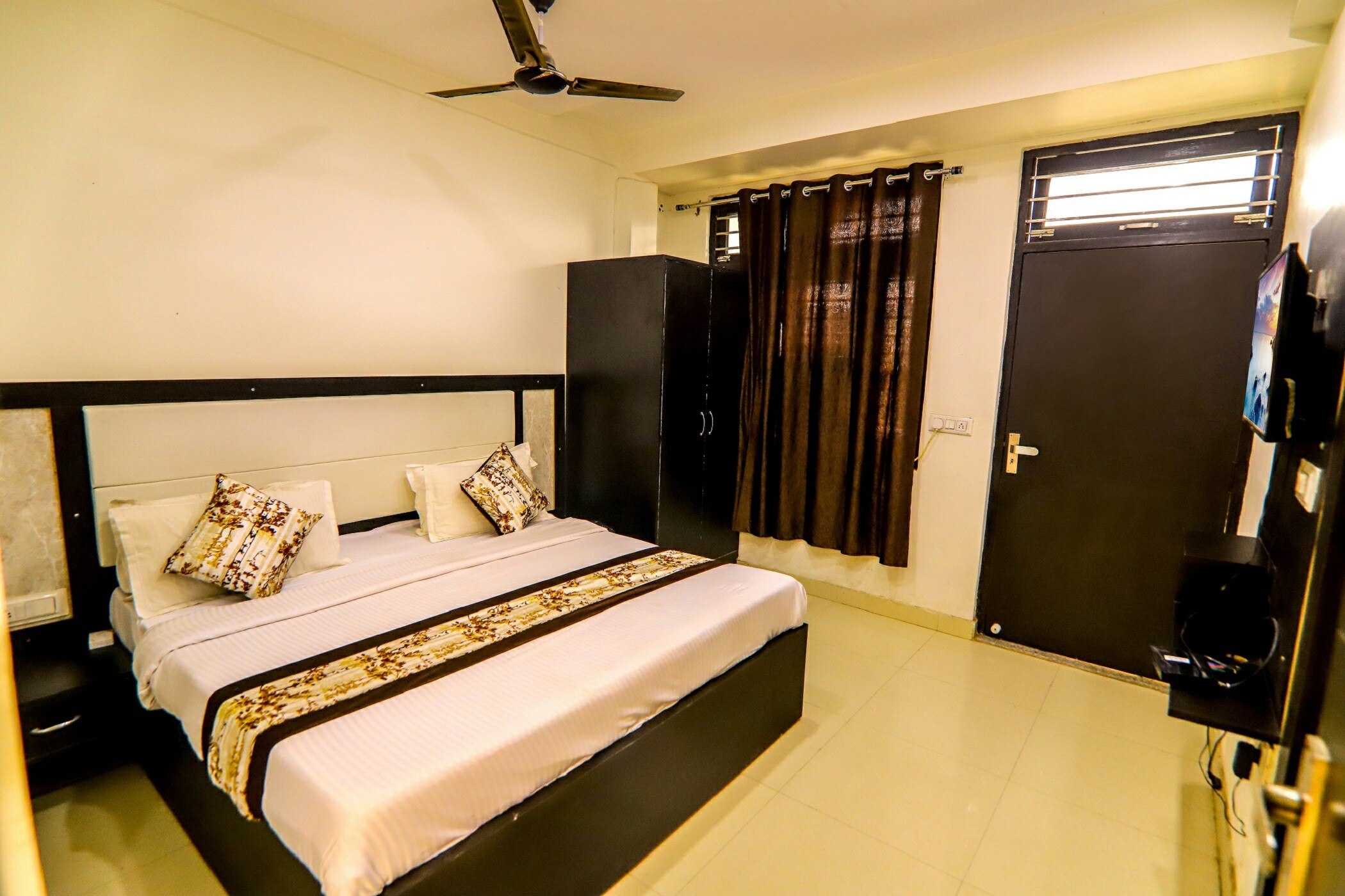 Hotel The Elite Inn By WB inn - Tap to explore photos