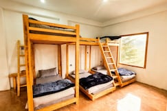 Trishul 4BR Cozy Mountain stay by Homeyhuts, Sainj