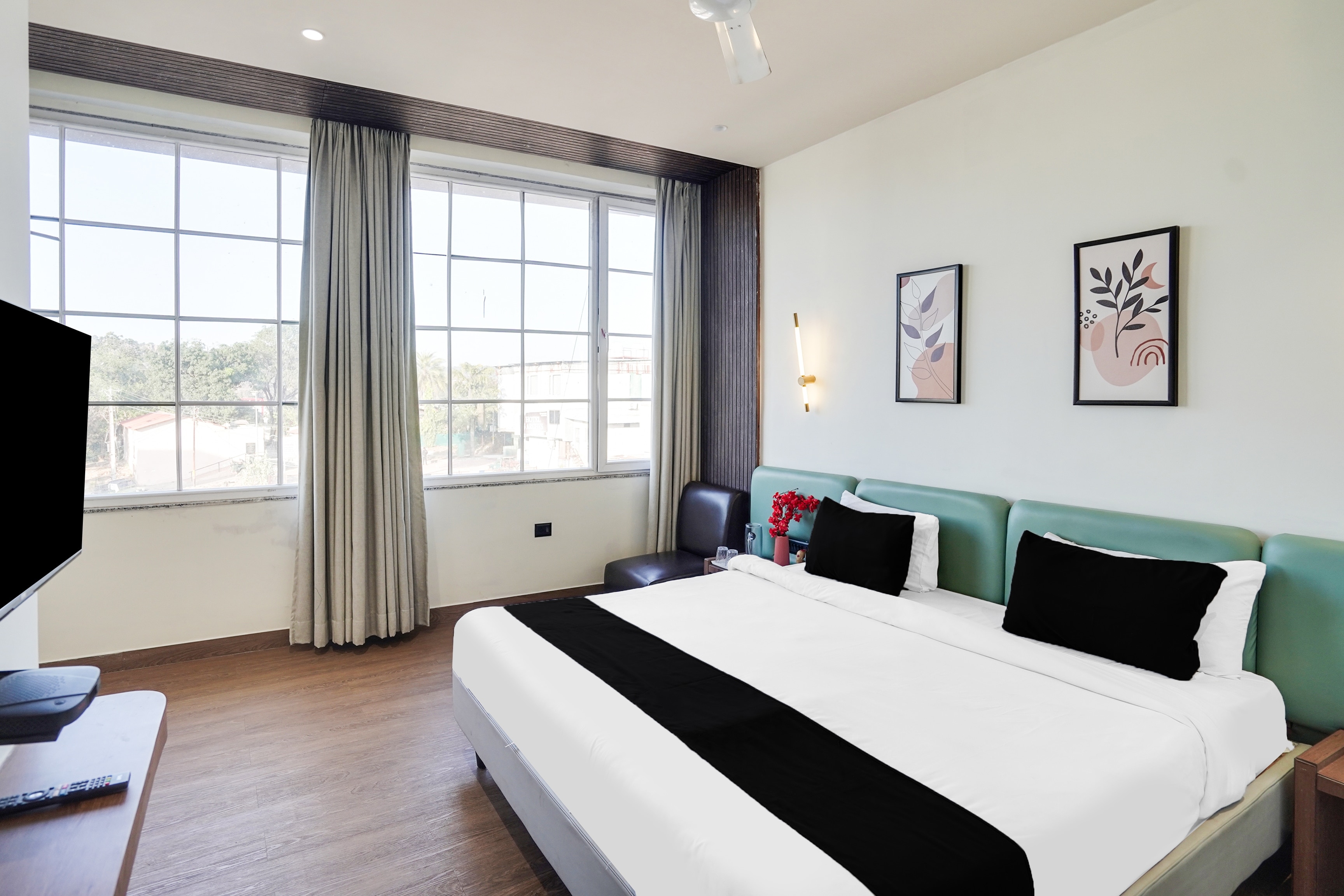 Super Townhouse Arvind Marg Pachamarhi - Tap to explore photos