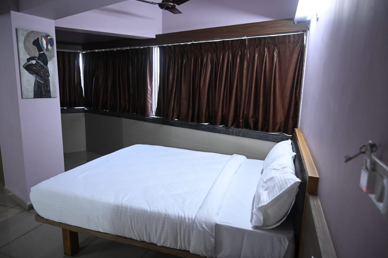 Padilgate Luxuryinn - Tap to explore photos