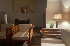 Cozy 1BHK with Lawn in Sec39 near Golf Course Metro Station, Noida