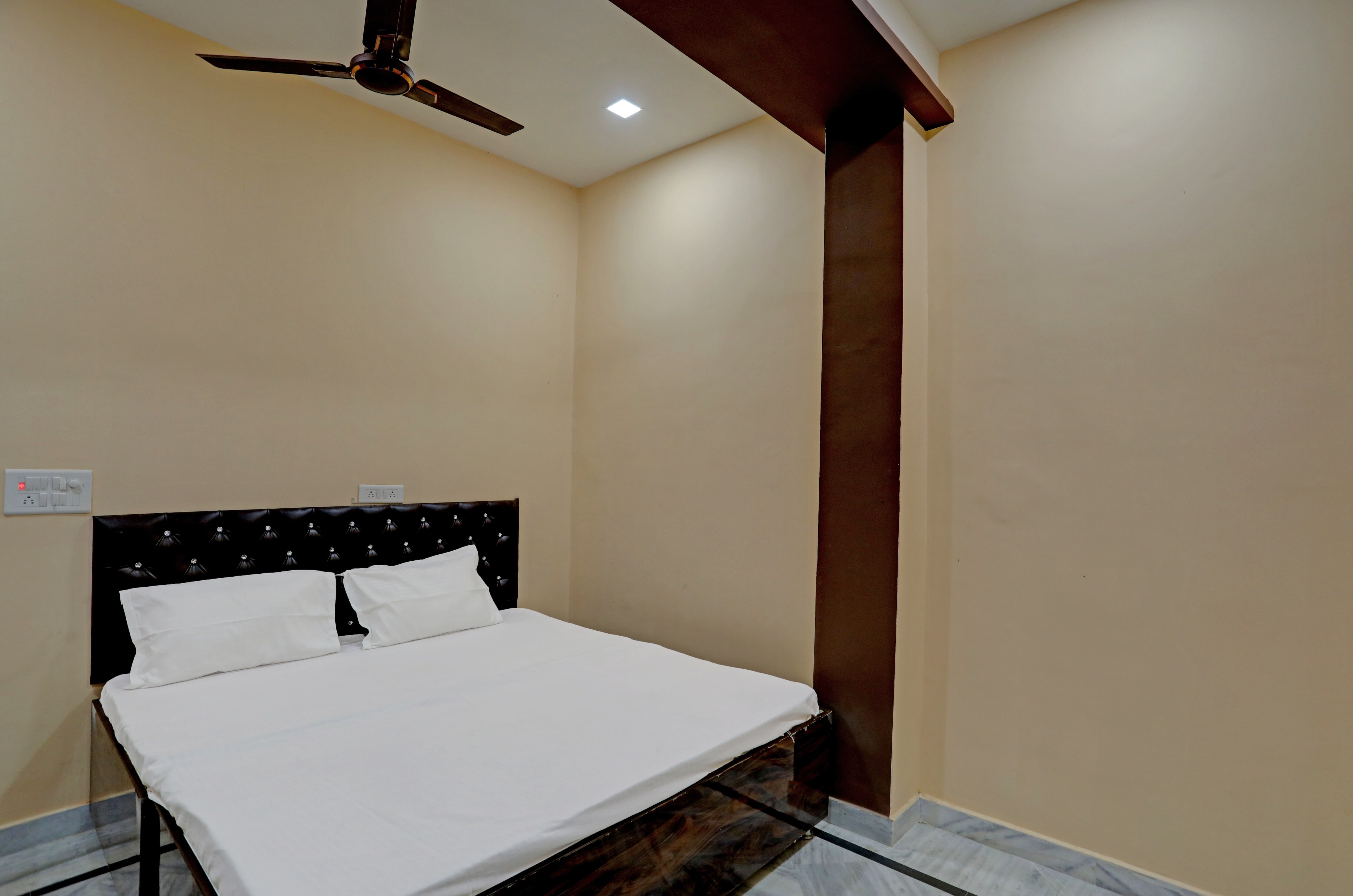 OYO 816887 HOTEL THE PERISON - Tap to explore photos