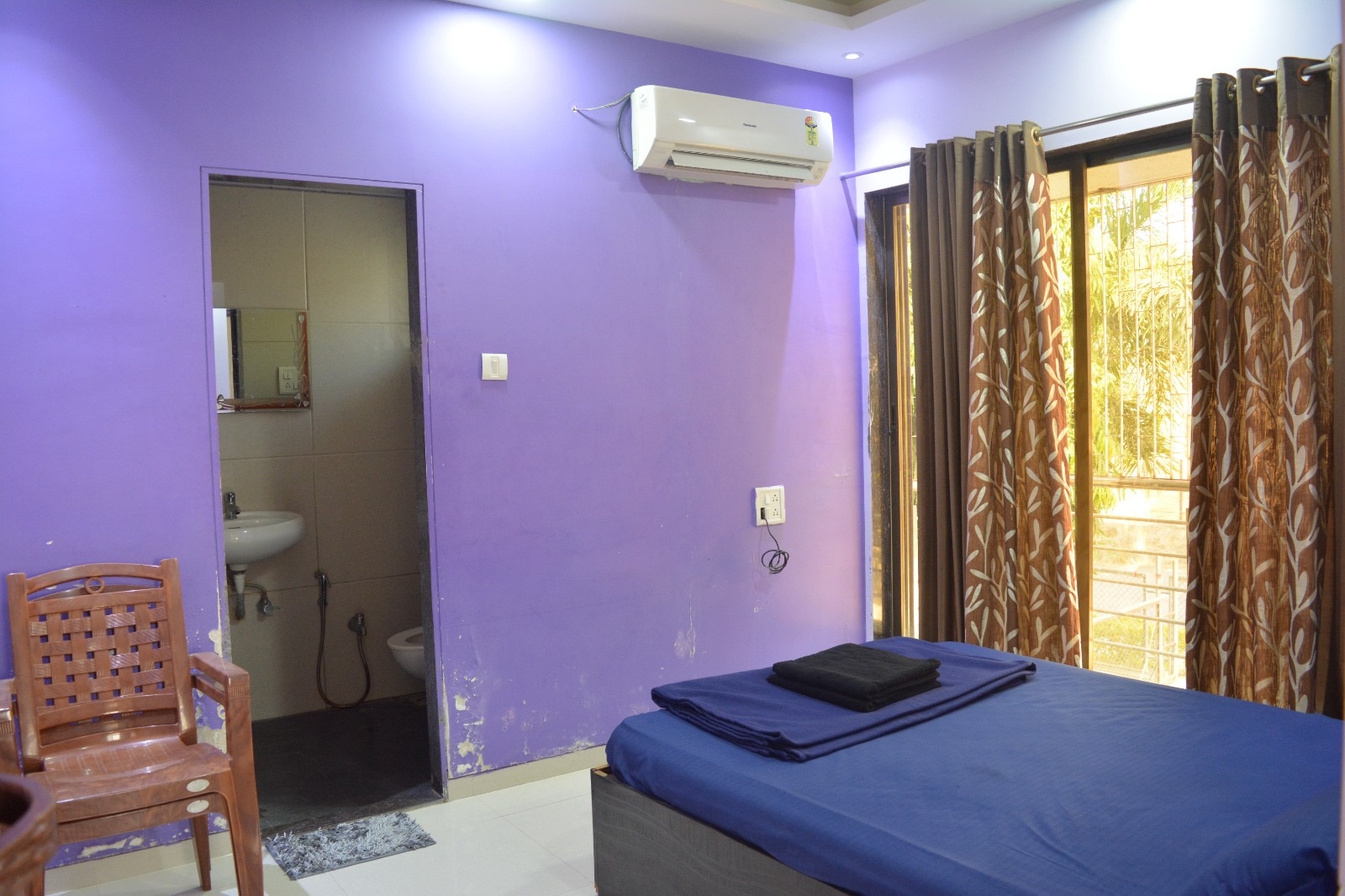 Cheerful 2 bhk bunglow with parking - Tap to explore photos