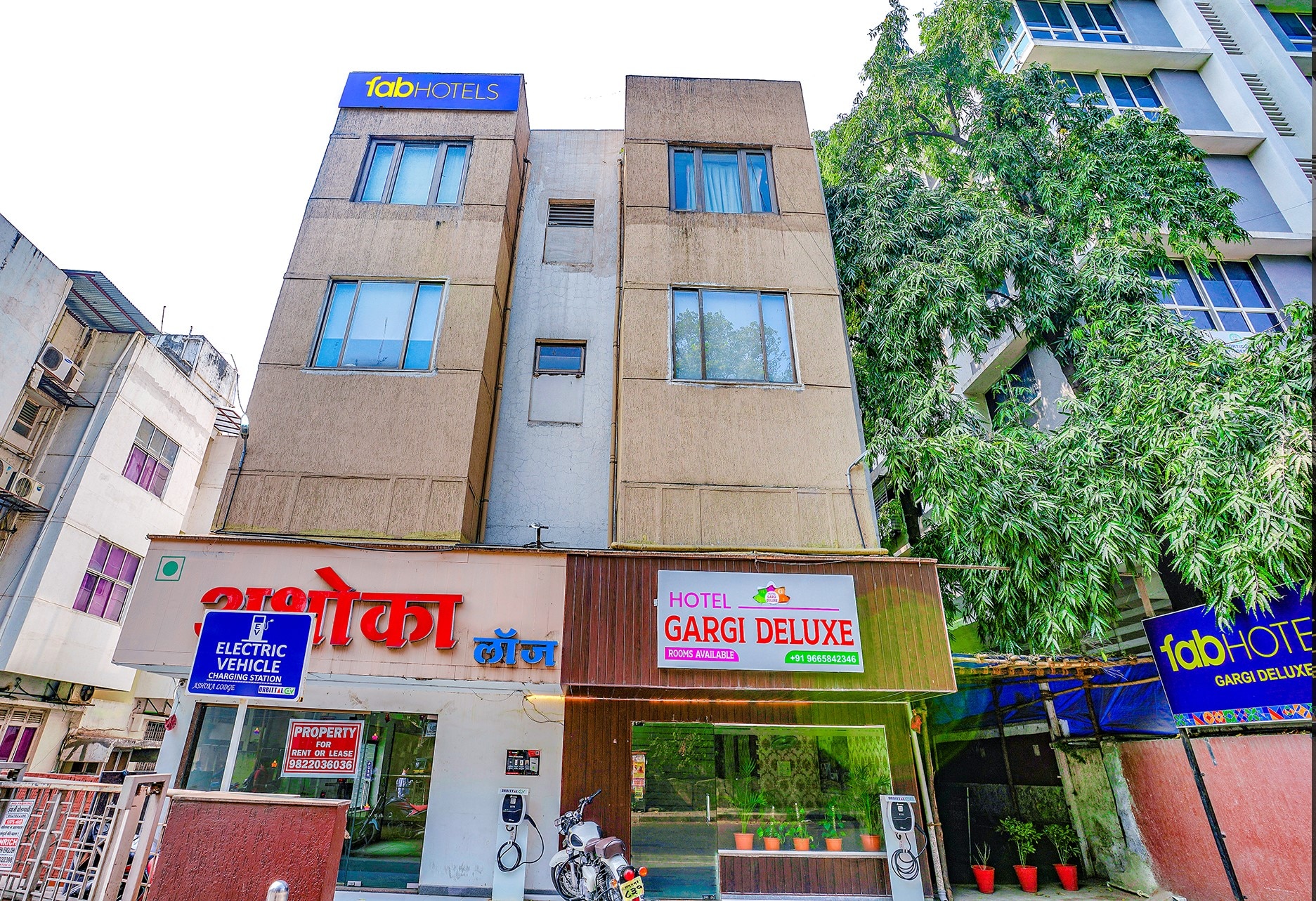 FabHotel Gargi Deluxe - Nr. Raja Dinekar Musuem - Tap to explore photos
