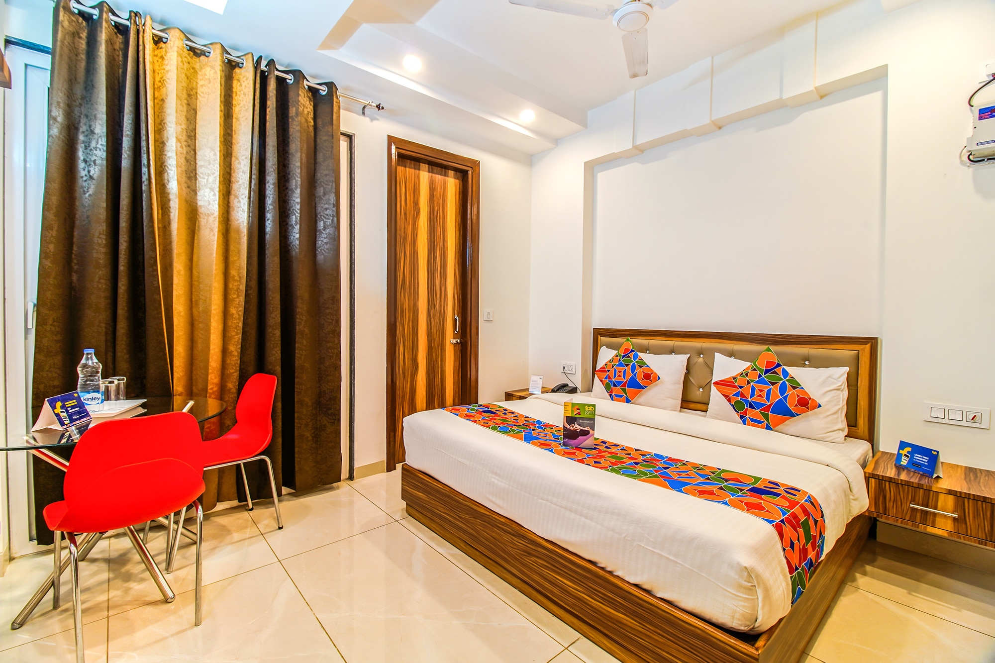 FabHotel Kiara- 400 meters from Medanta hospital - Tap to explore photos