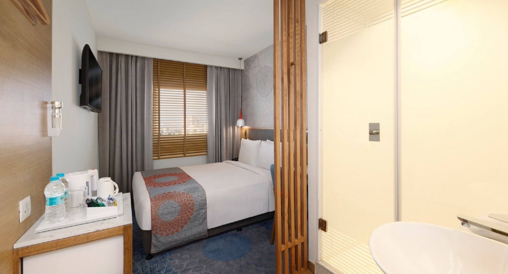 1 QUEEN BED DELUXE BREAKFAST 1