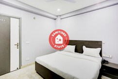 Collection O Hotel Pink Snapper Near V3S Mall, Ghaziabad