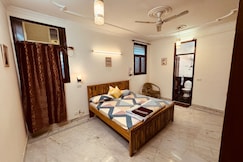 Luxurious 4bhk apartment near Max Hospital, Delhi