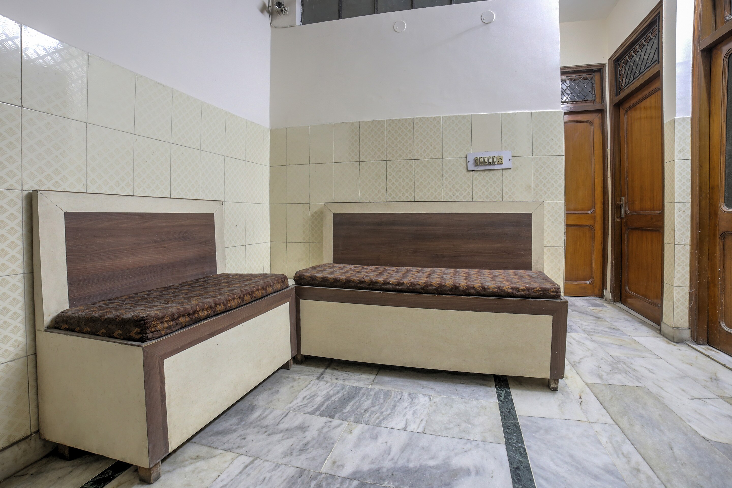 Sahyog Guest House (Deluxe Room) - Tap to explore photos