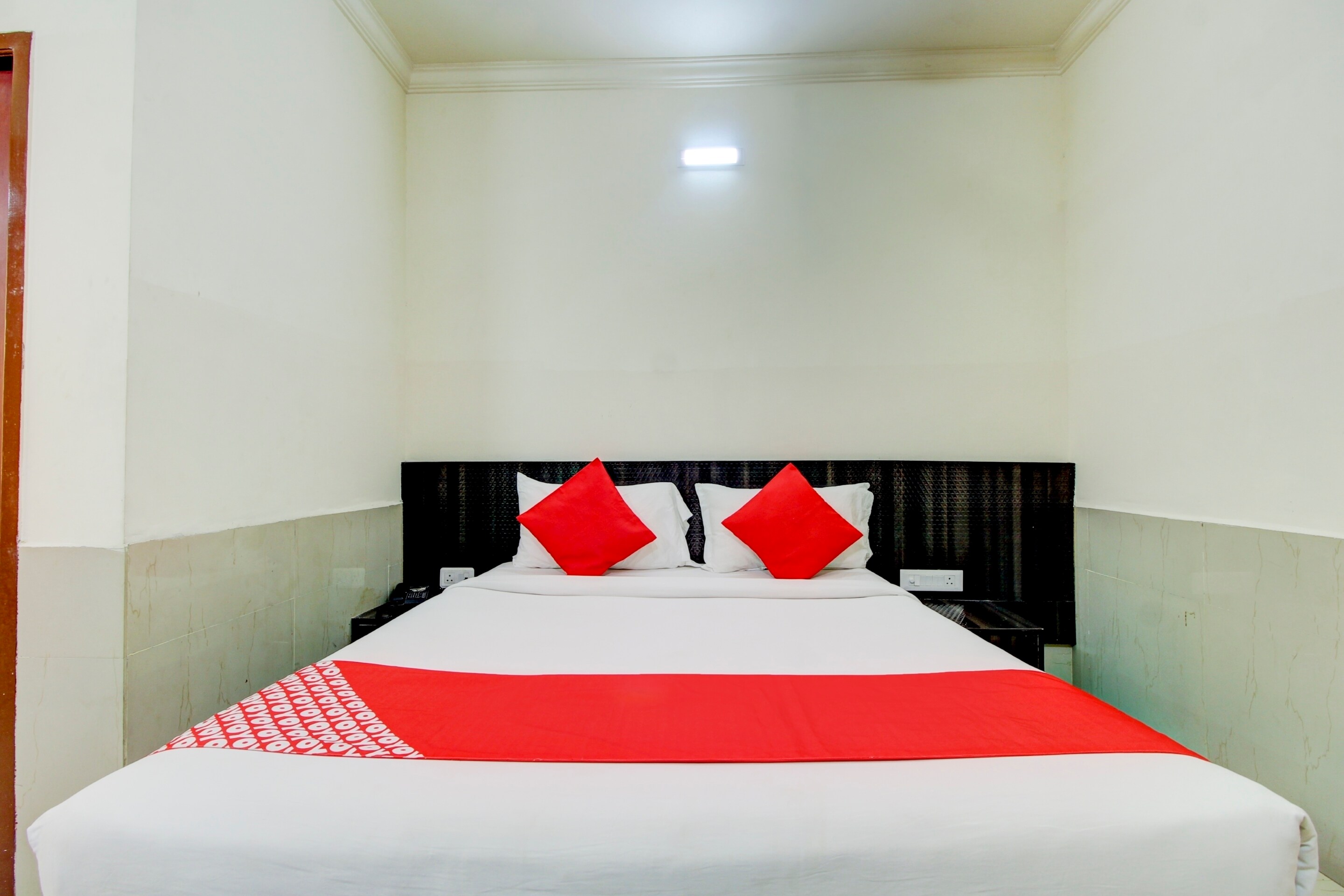 Super Hotel O NAR Comforts Near KSR Railway station - Tap to explore photos