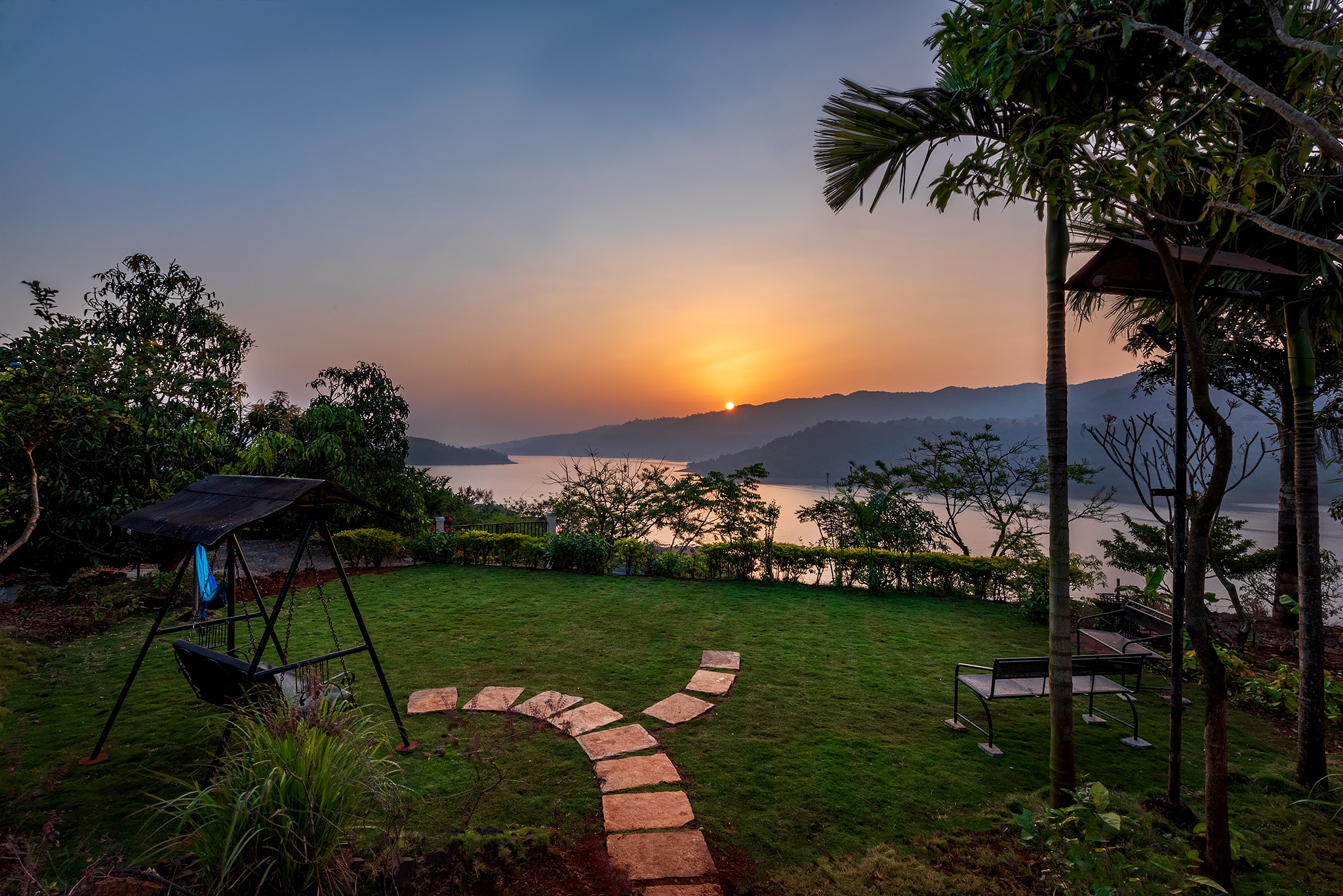 CosmicStays Countryside Panorama Lakeview Bungalow 1