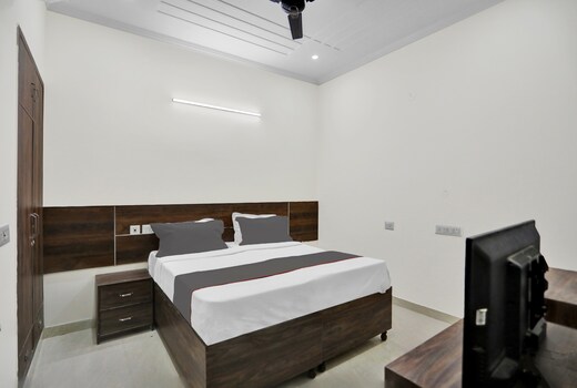 Collection O Raksha Inn Near PVR Ansal Plaza Greater Noida