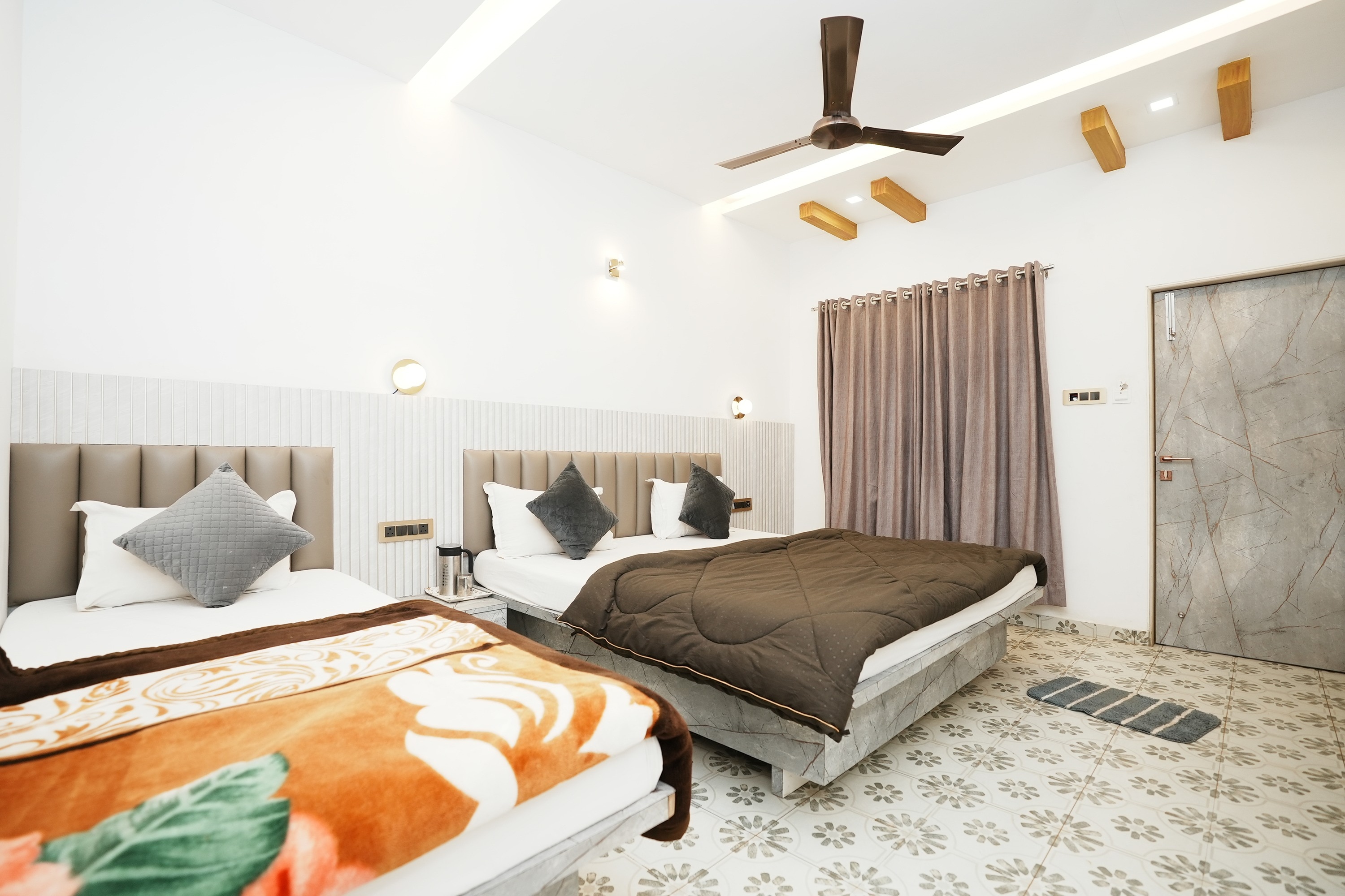 Dwarka Lawns and Cottages - 1 mins walk from Mahabaleshwar Bus Stand - Tap to explore photos