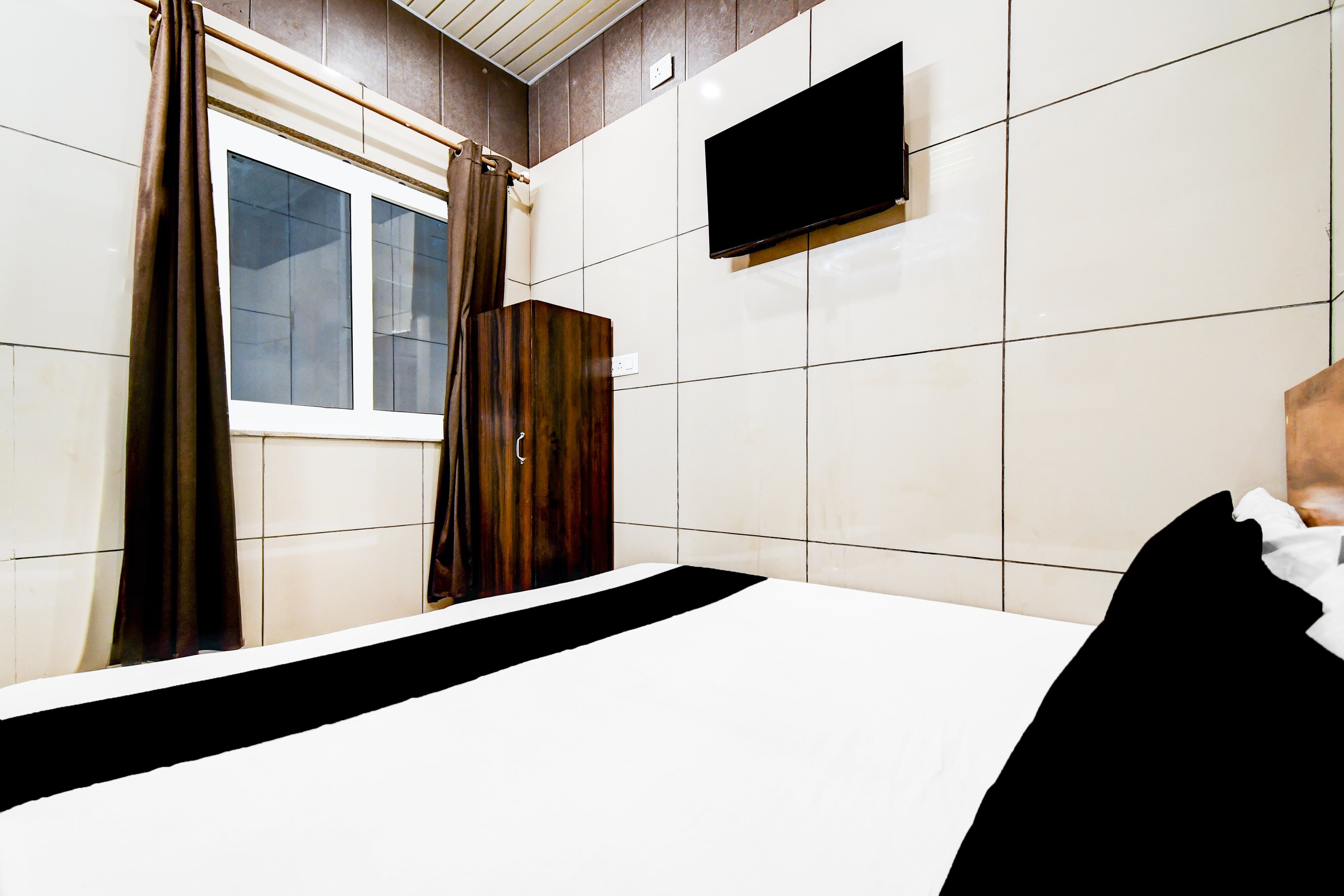 Hotel O Signature Guest House - Tap to explore photos