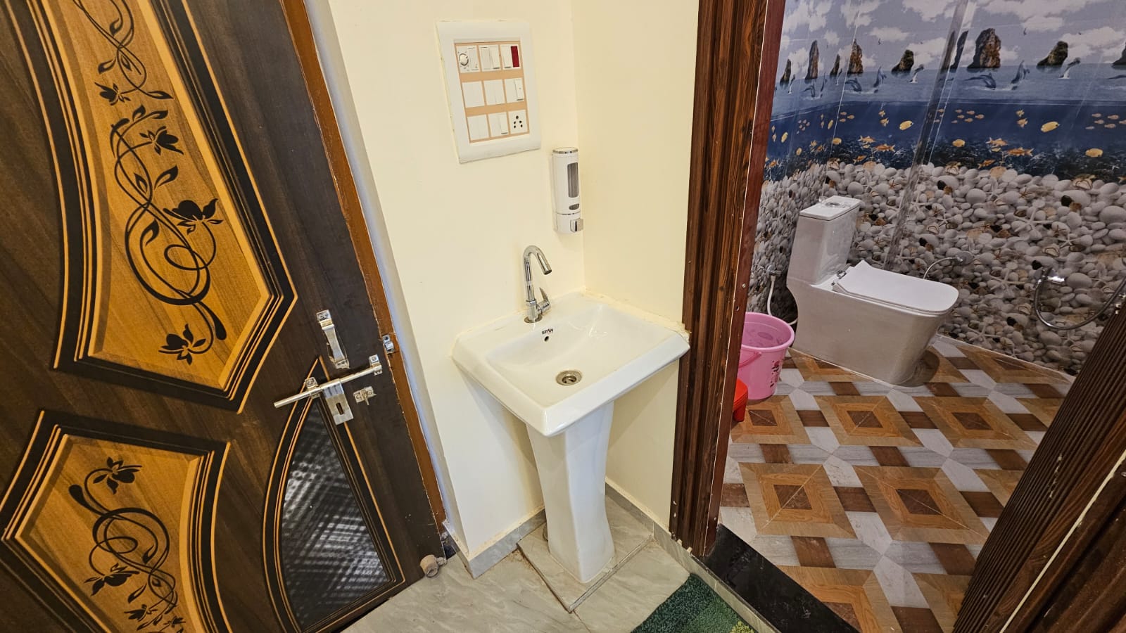 Diamond Palace Homestay - Tap to explore photos