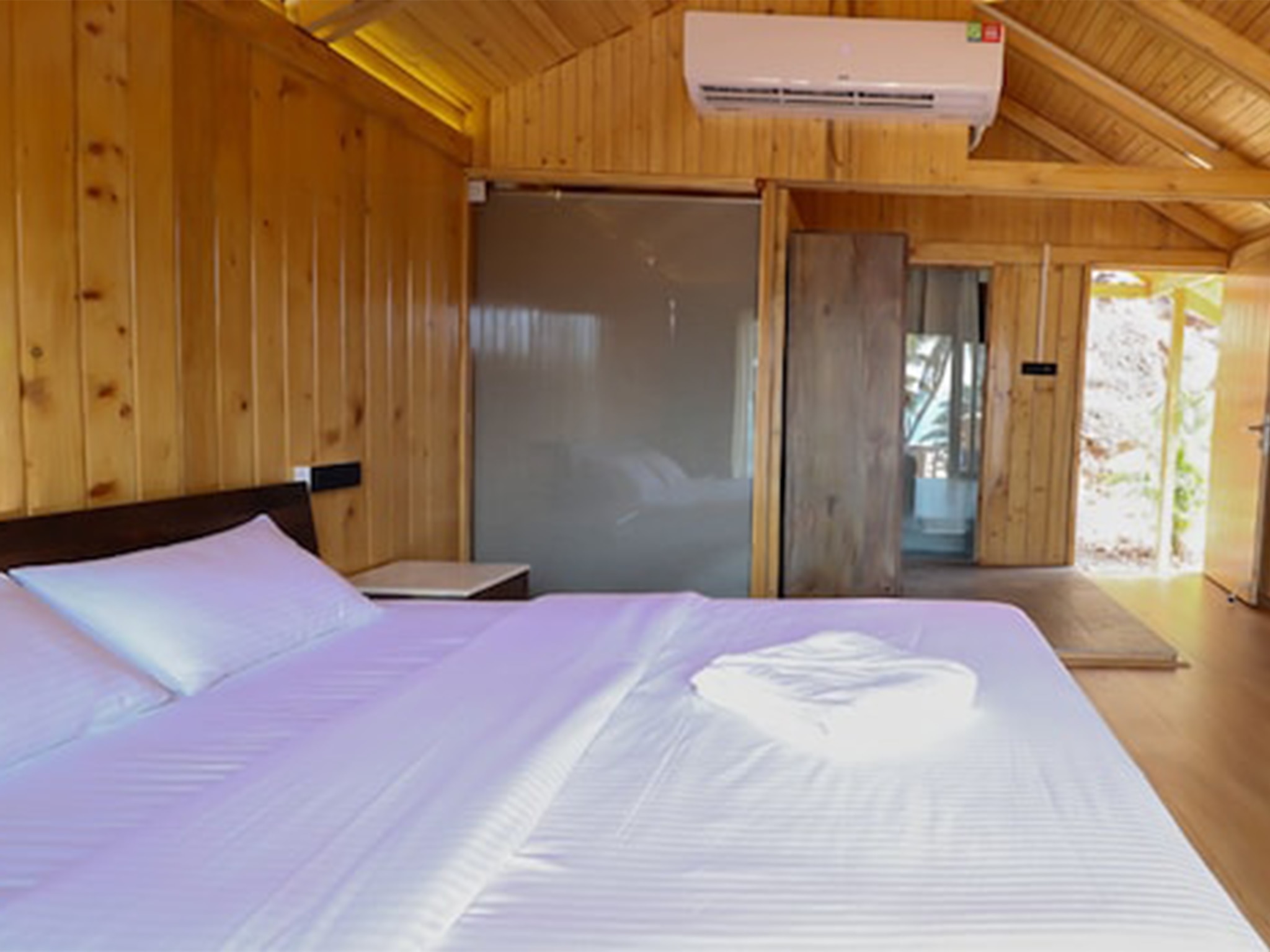 Flamingo Beach Resort | Cottages & Wi-Fi - Tap to explore photos