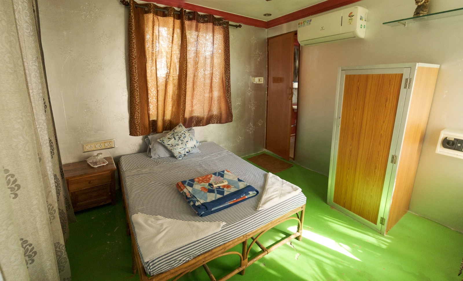 Hotel Sunshine Guest House - Tap to explore photos