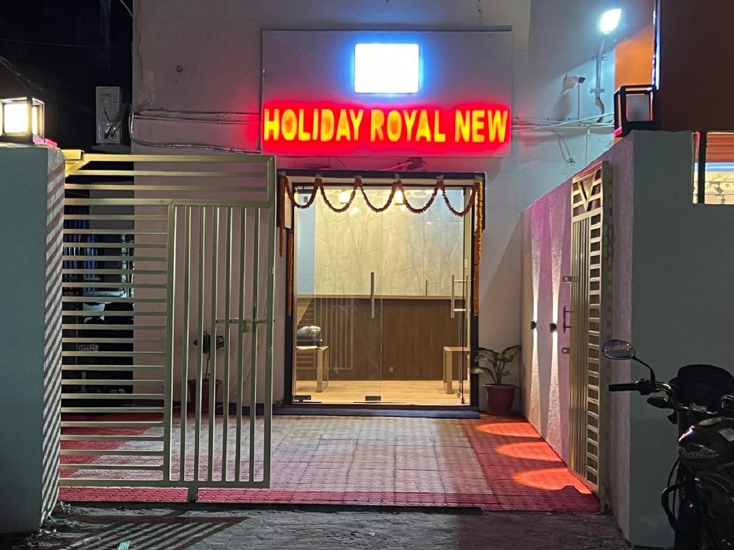 HOLIDAY ROYAL NEW - Tap to explore photos