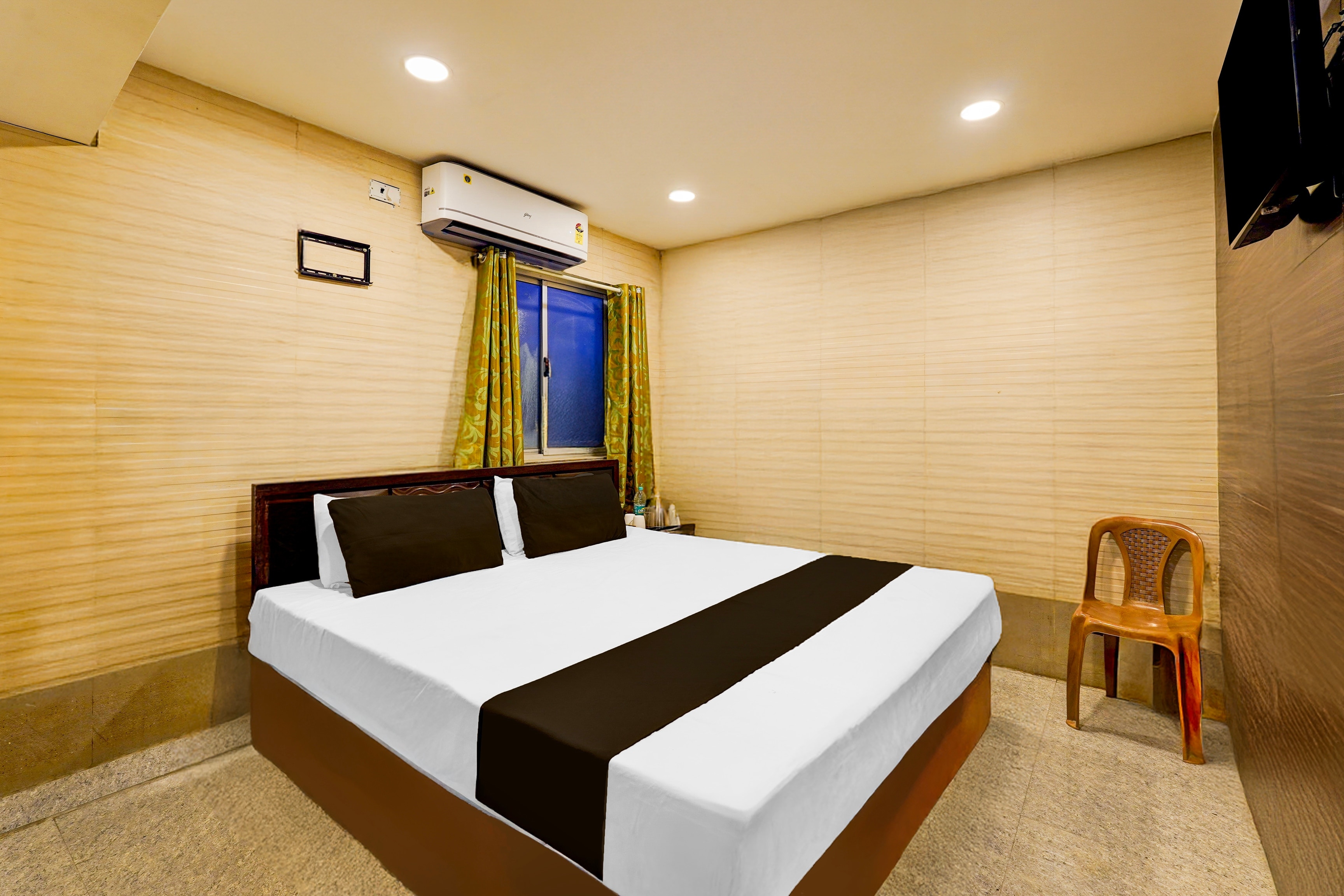 Hotel O Saligramam Chennai - Tap to explore photos