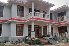 Red Cherry Homestay, Nokdara, Lava