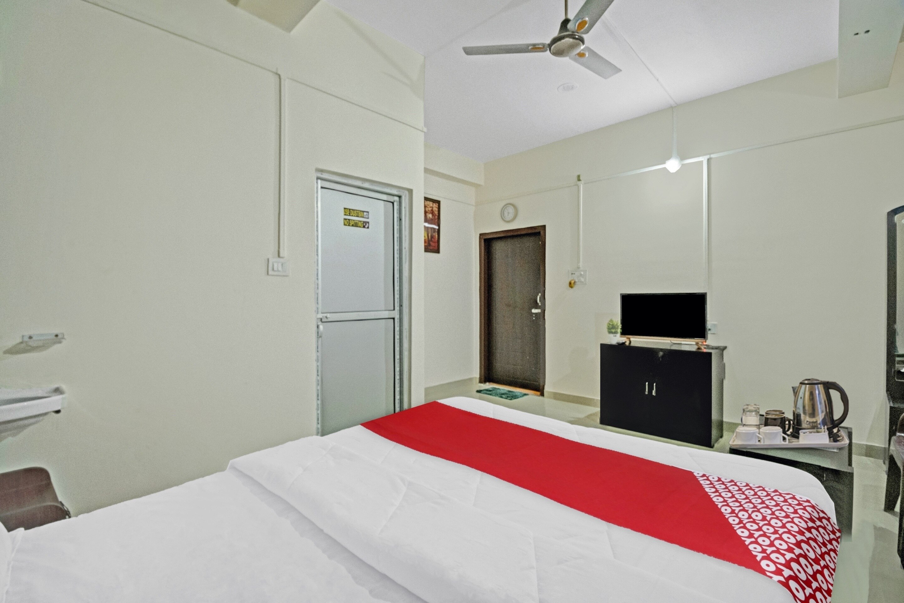Hotel O London Bridge Guest House - Tap to explore photos