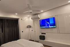 Redwood Vacation Homes, Lucknow