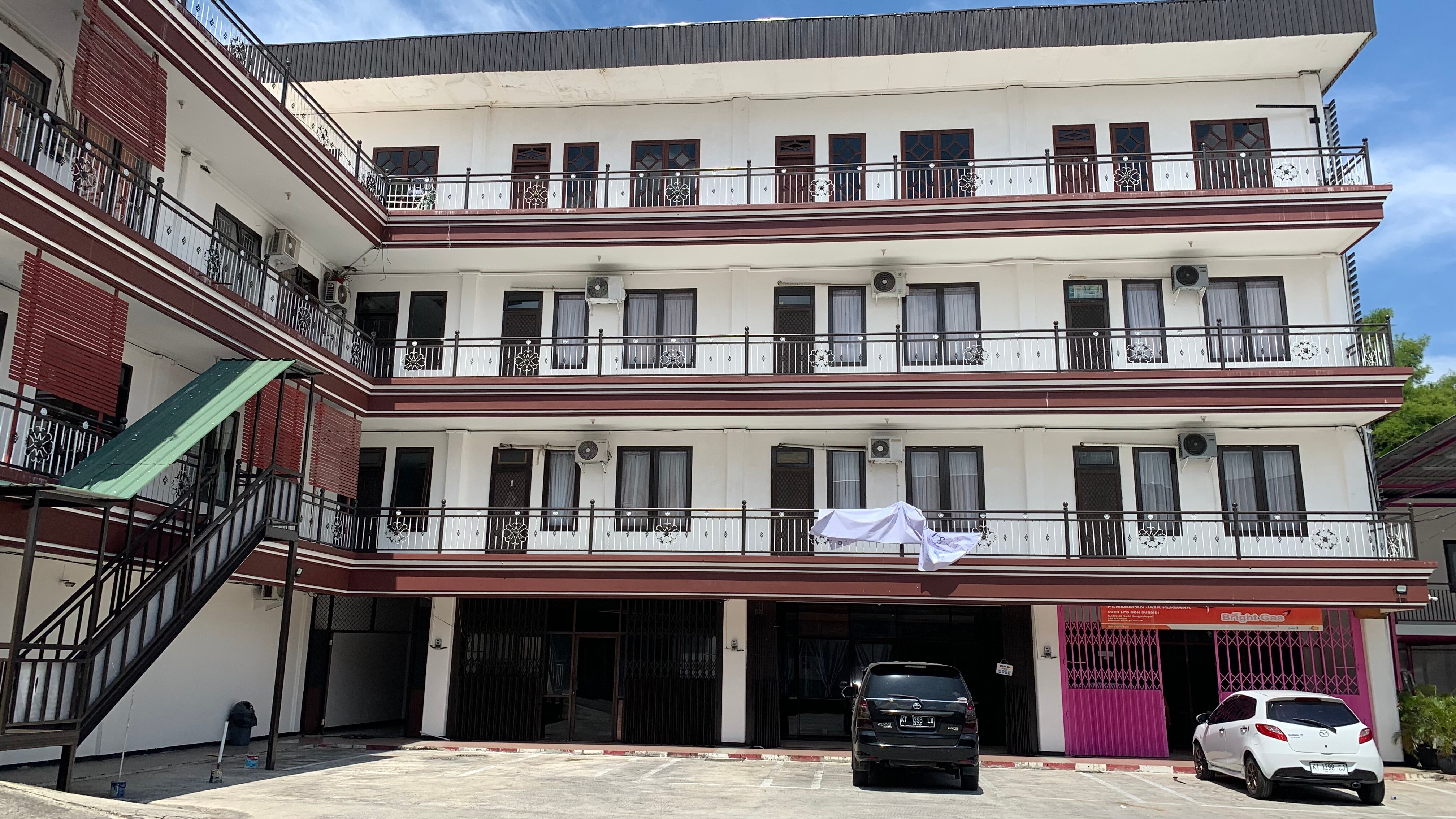 OYO 92865 Guest House Pandita - Tap to explore photos