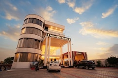 JMS Grand Hotel, Kirakat