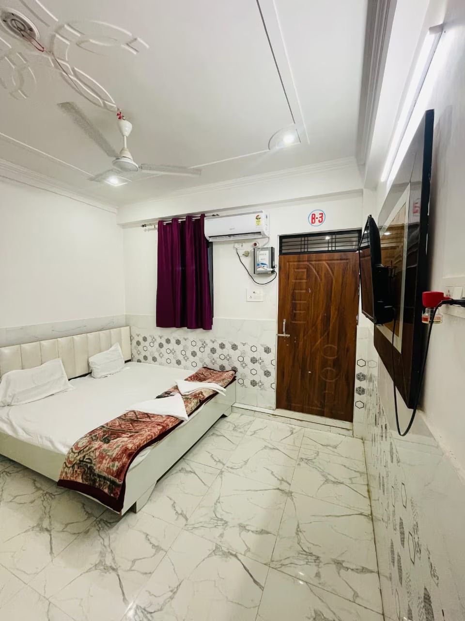 Hotel Sahu Inn Ayodhya, 6 km from Ram Mandir - Tap to explore photos