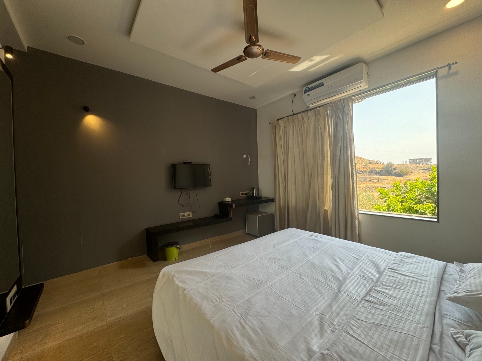 Mountain View Deluxe Room 1