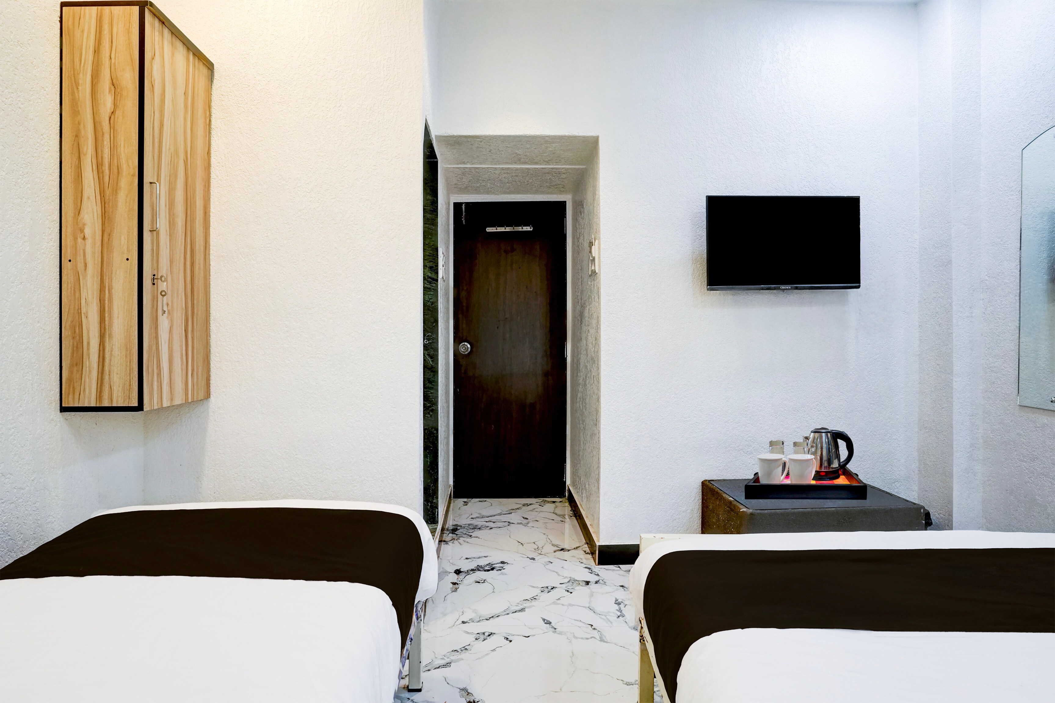 Super Hotel O Khar East Near Railway Station - Tap to explore photos
