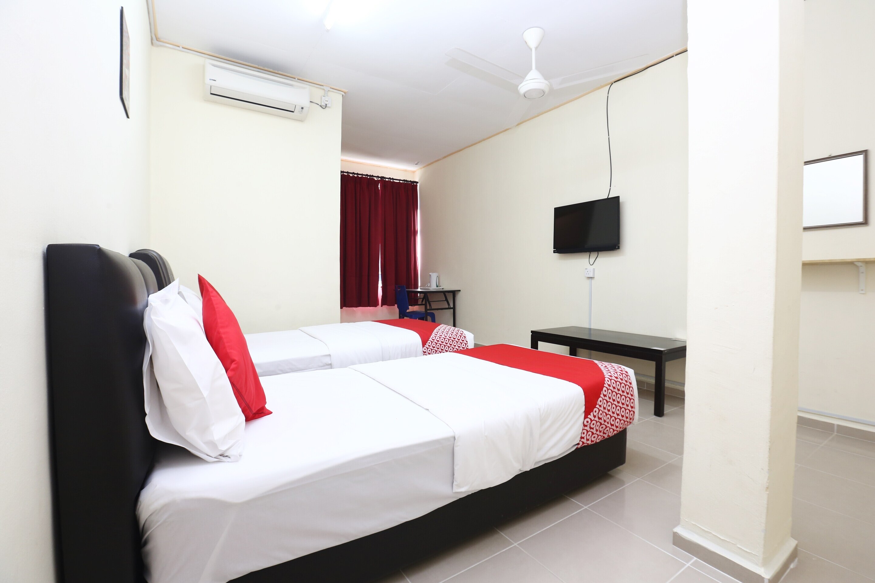 Super OYO 89640 Hotel Pelangi Marang - Tap to explore photos