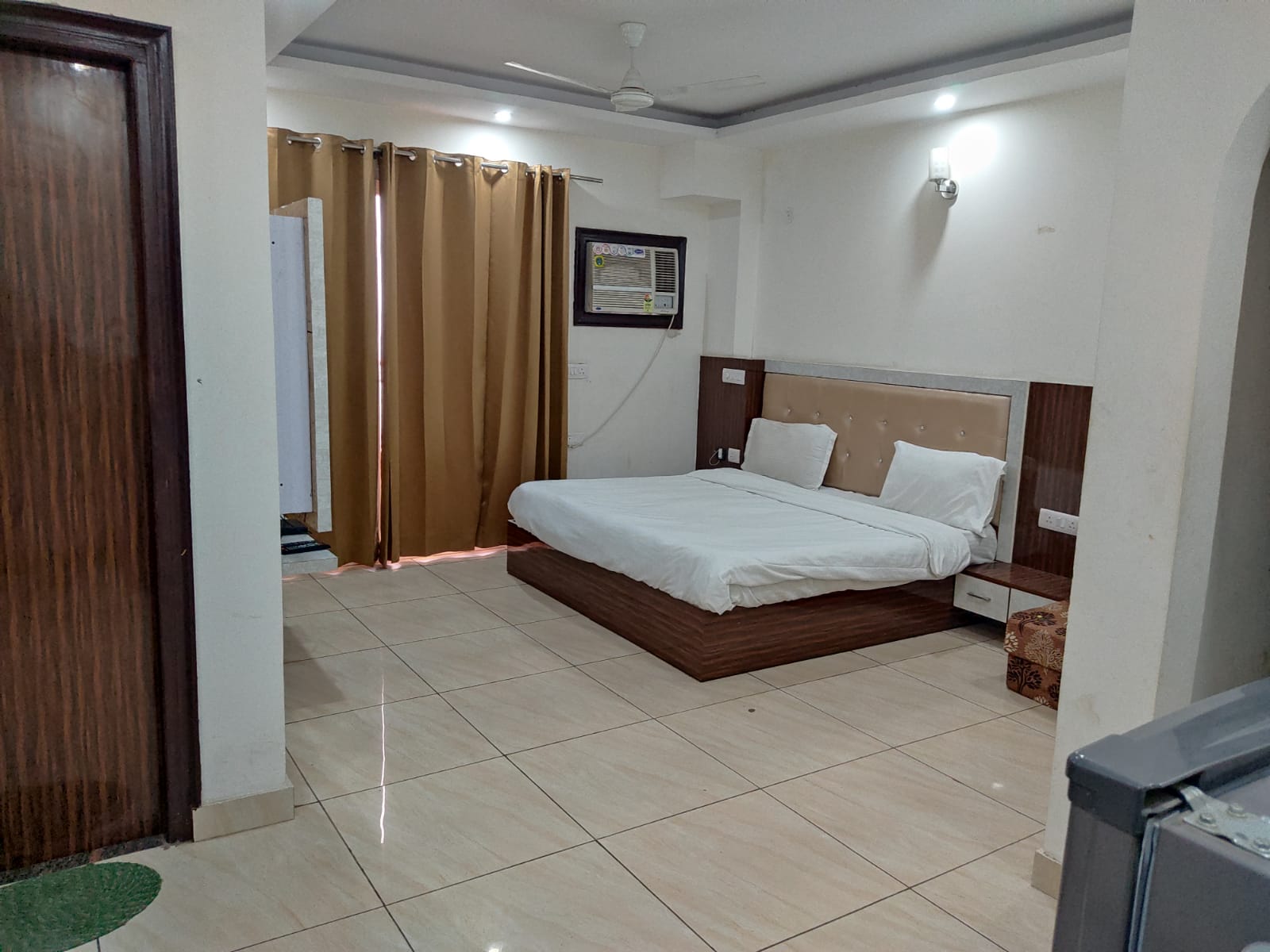 Hotel Singh Residency Medanta - Tap to explore photos