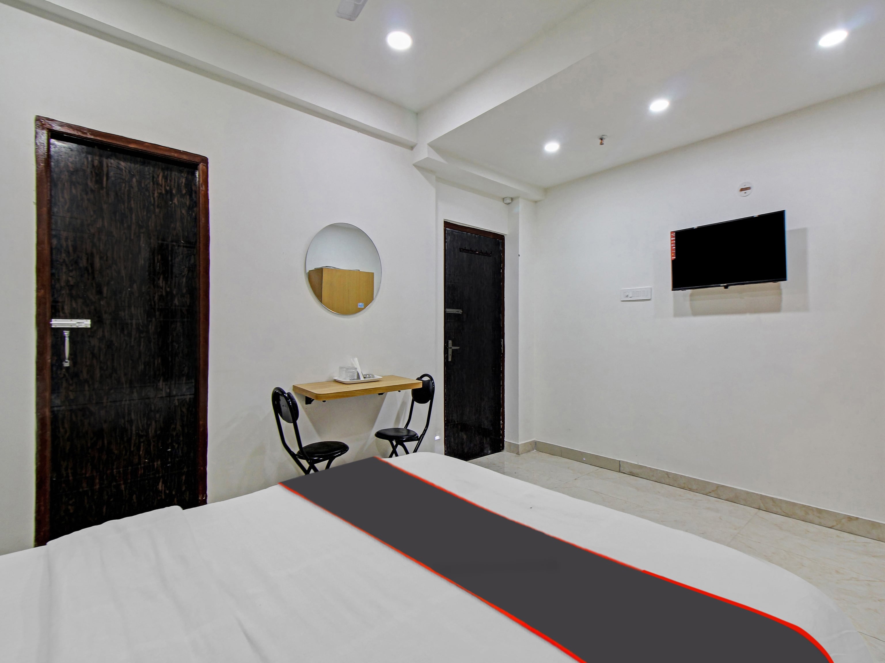 Super Hotel O Hazra Inn - Tap to explore photos