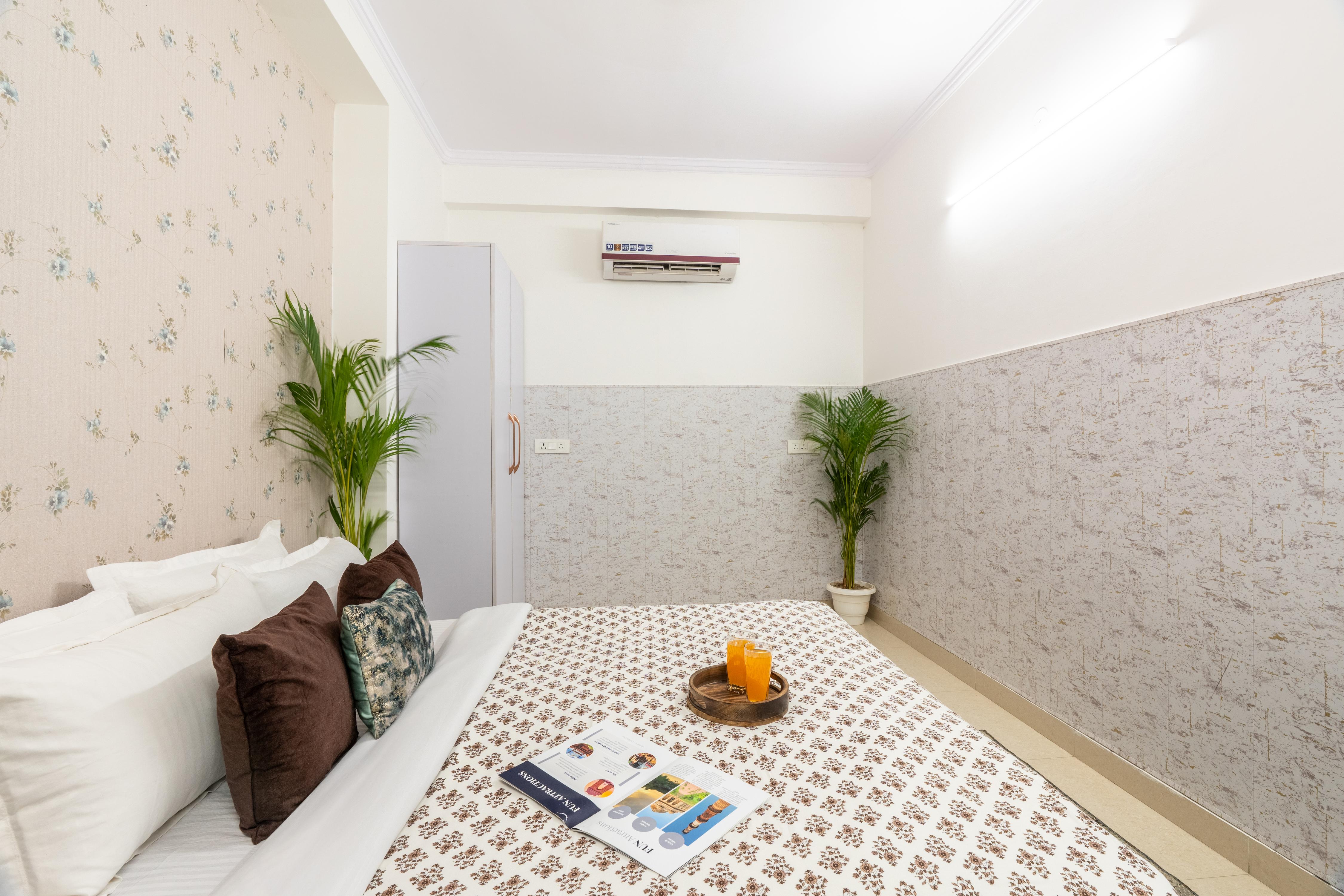 Homlee-Vintage 2BHK-NDLS-Lift-Bharat Mandapam - Tap to explore photos