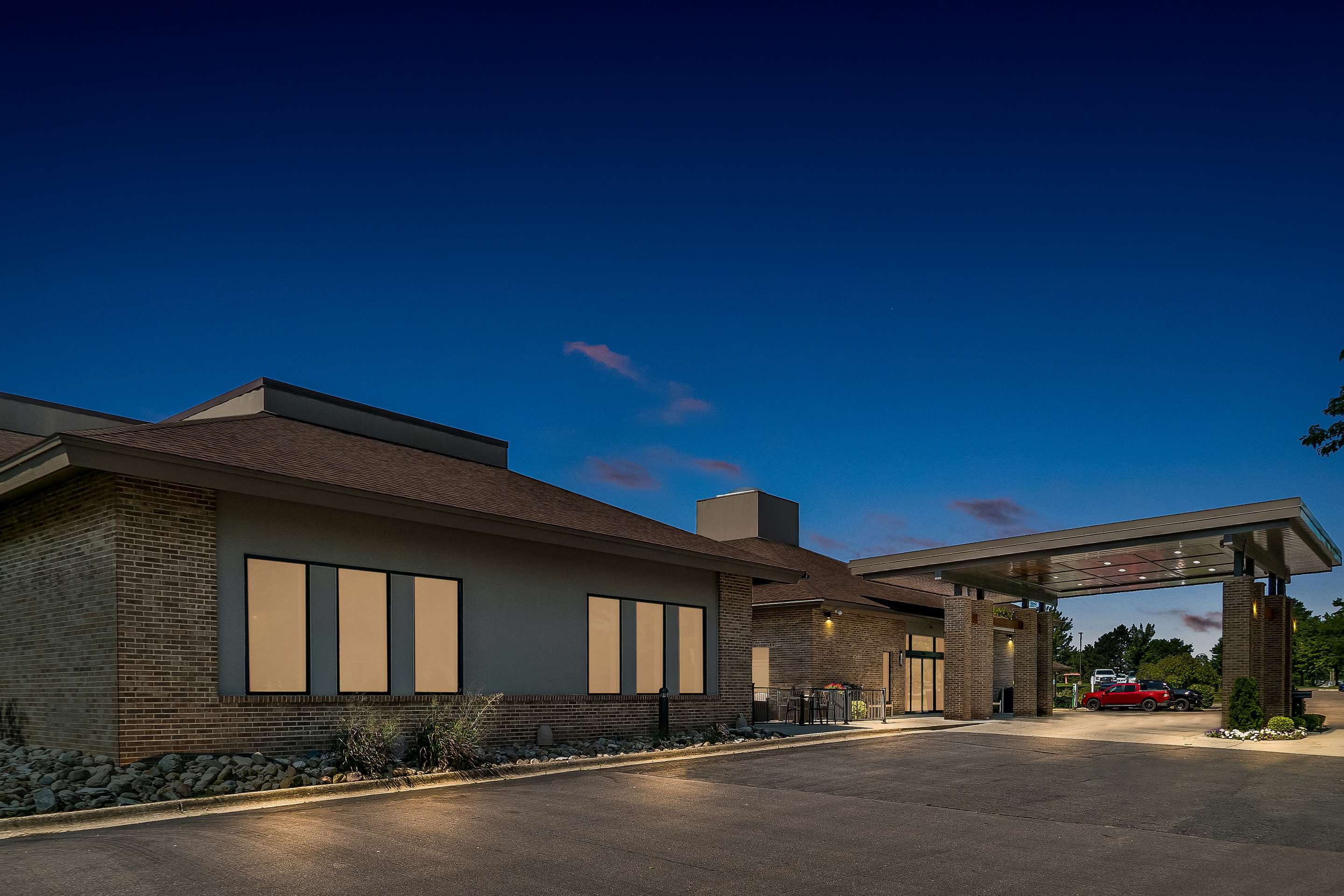 Best Western Okemos/East Lansing Hotel & Suites - Tap to explore photos