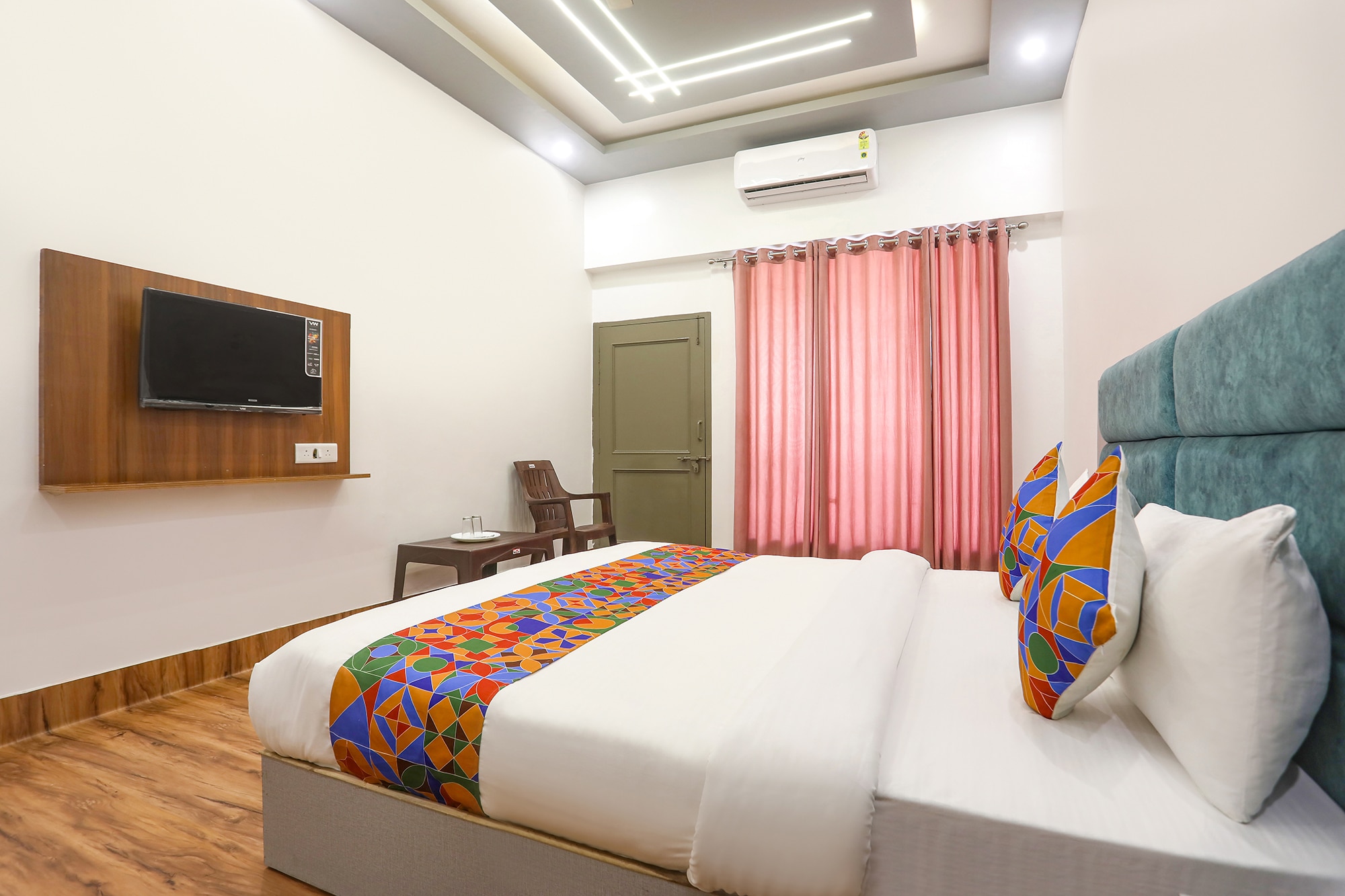 FabHotel Villa The Suites - Nr. Prayagraj Junction - Tap to explore photos