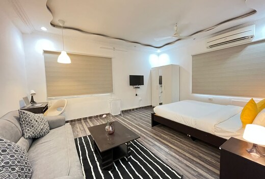 Studio Apartment with Bathtub