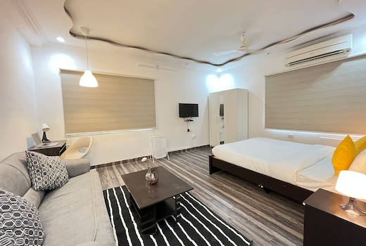 Studio Apartment with Bathtub