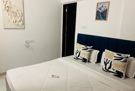 Blue Haven 2bhk Near Airport Couple friendly Luxe