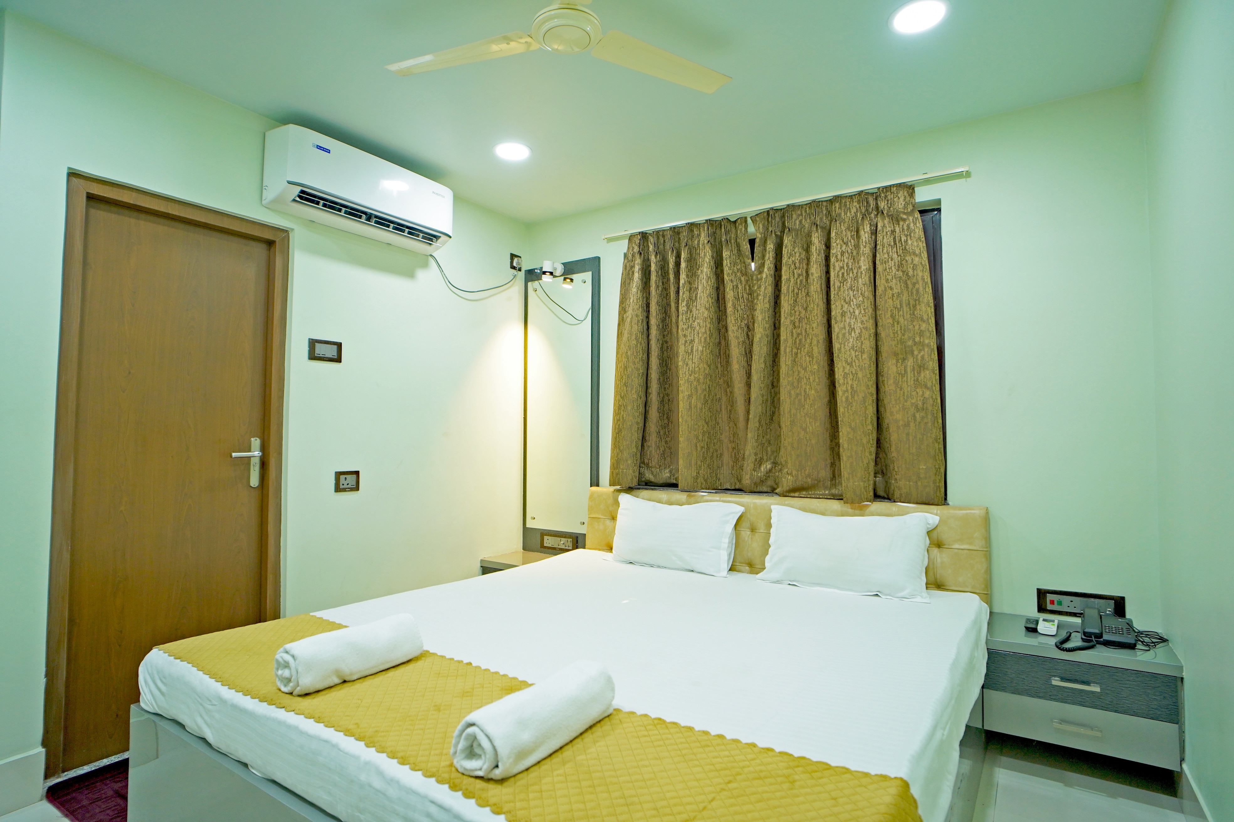 Hotel Gokul Palace - Tap to explore photos